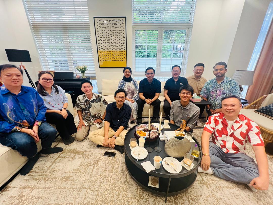 MYCGHCMC's tweet photo. Consul General Firdauz Othman and Puan Ainun Madihah Ahmad hosted a High Tea for the Malaysian Business Chamber at their residence on 25 April 2025. This gathering aimed to further strengthen and maintain the cooperative relationship with MBC. https://t.co/xHVYcWn2km