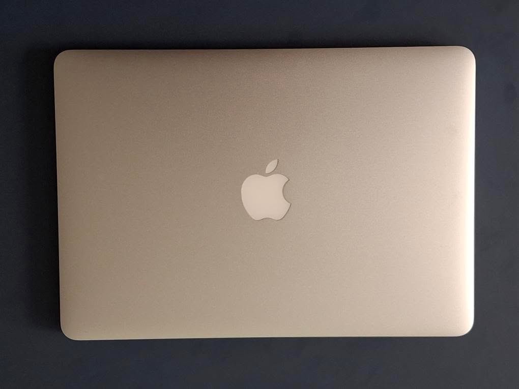 А хтось хоче може купити в мого друга й ветерана Макбук про 13 (2015)?

Віддасть недорого