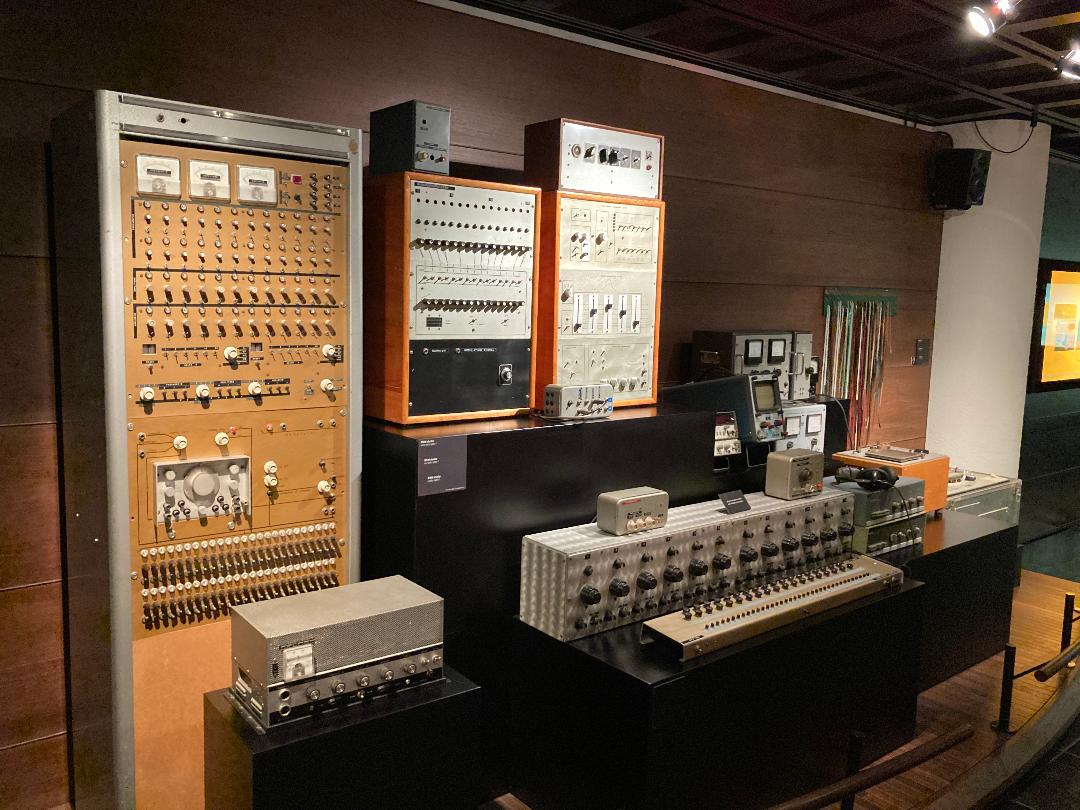 🔦 Explore the IPEM Electronic Music Studio at the MIM! Discover 60 historic devices that shaped the birth of electronic music in Belgium. Read more about this unique collection here: tinyurl.com/3ez2ysm3