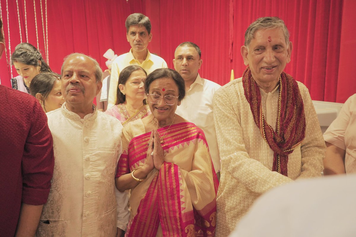 29 अप्रैल को वाराणसी के ताज होटल में मेरी प्यारी छोटी बहन के विवाह समारोह में, पूर्व लोकसभा सांसद आदरणीय श्रीमती रीता बहुगुणा जोशी जी, आपके स्नेहपूर्ण आगमन ने मेरे दिल को गहराई से छुआ। लगभग 50 वर्षों के हमारे पारिवारिक संबंधों की गरिमा और आपके अपनत्व ने इस अवसर को और भी विशेष बना