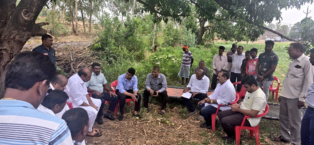 તા.05/05/2025 ના રોજ વાવાઝોડાના કારણે લીમખેડા તાલુકાના  ચિલાકોટા ગામમાં લાગેલ આગ અંતર્ગત સ્થળ મુલાકાત કરી, નુકસાનનો તાગ મેળવ્યો તેમજ ભોગ બનેલ લોકો માટે જરૂરી આનુષંગિક વ્યવસ્થાનું આયોજન કર્યું. <a href="/CMOGuj/">CMO Gujarat</a> <a href="/revenuegujarat/">Revenue Dep. Gujarat</a>