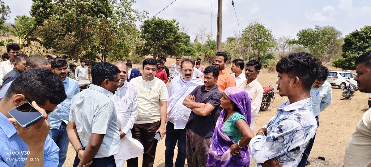 આજ રોજ માન. રા.ક.મંત્રીશ્રી, પંચાયત અને કૃષિ અને માન.સાંસદશ્રી સાથે લીમખેડા તાલુકાના ચિલાકોટ ગામની સંયુક્ત મુલાકાત કરી, અસરગ્રસ્ત કુટુંબને સત્વરે સહાય આપવા અધિકારીશ્રીઓને જરૂરી સૂચન કર્યું. <a href="/CMOGuj/">CMO Gujarat</a> <a href="/revenuegujarat/">Revenue Dep. Gujarat</a> <a href="/JayantiRavi/">Jayanti Ravi</a>