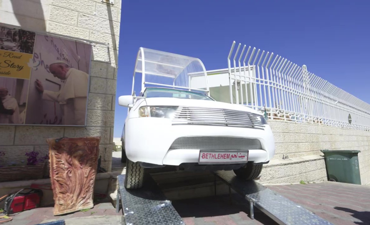 CaritasRoma's tweet photo. La “papamobile” di #papaFrancesco diventerà una clinica mobile per bambini nella Striscia di #Gaza. Allestita da #Caritas Gerusalemme, sarà pronta a fornire assistenza sanitaria primaria ai bambini non appena riaprirà il corridoio umanitario per Gaza https://t.co/MzWJiVdix4 https://t.co/r1FzHzFu7M
