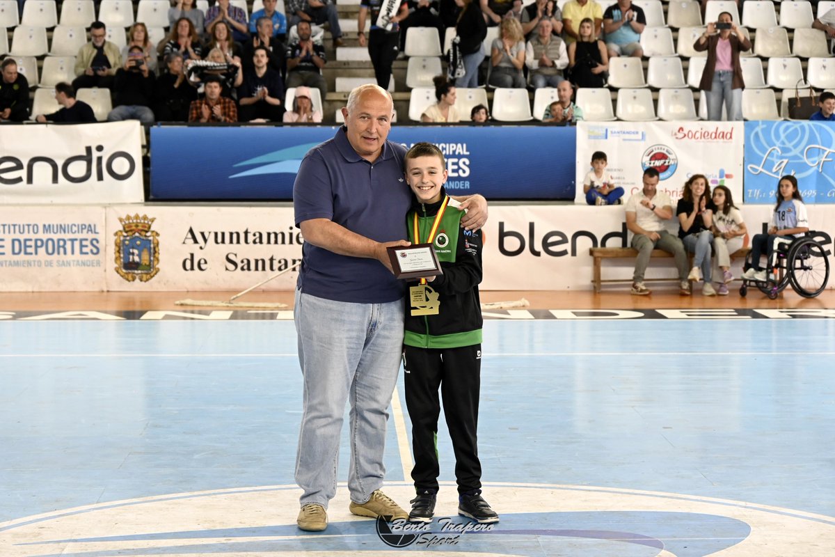 🫡En el último partido homenajeamos a alguien muy grande para lo pequeñito que es 

Gabriel Trueba, no solo con el Sinfín en las venas, hijo de nuestro gran Chusen y además portero del infantil, sino que también.. CUATRO VECES CAMPEÓN DE ESPAÑA DE KARATE 🙌🏽

⚫️🔵 #AúpaSinfín