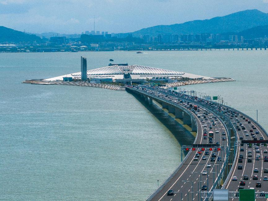 iGuangdong's tweet photo. 🚆🌉 Many #GBA cities in #Guangdong broke travel records this #Mayday holiday: Shenzhen North Station moved 1.25M passengers in a day, the Shenzhen- #Zhongshan Link hit 181K vehicles, and Hong Kong saw its highest single-day tourist influx since 2023. #GBAfocus @VisitZhongshan @PDChinaHK
