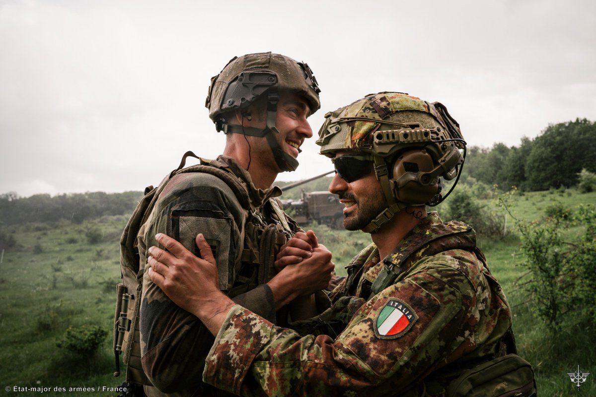 NATOBGRomania's tweet image. ➡️ #DASP25 has just started!

🇮🇹 &amp;amp; 🇫🇷 artillery units begun their combined shootings.
In the Cincu 🇷🇴 training area, strengthening interoperability, reinforcing cohesion and common defensive posture are main objectives for Dacian Spring 25.
#WeAreNATO #StrongerTogether