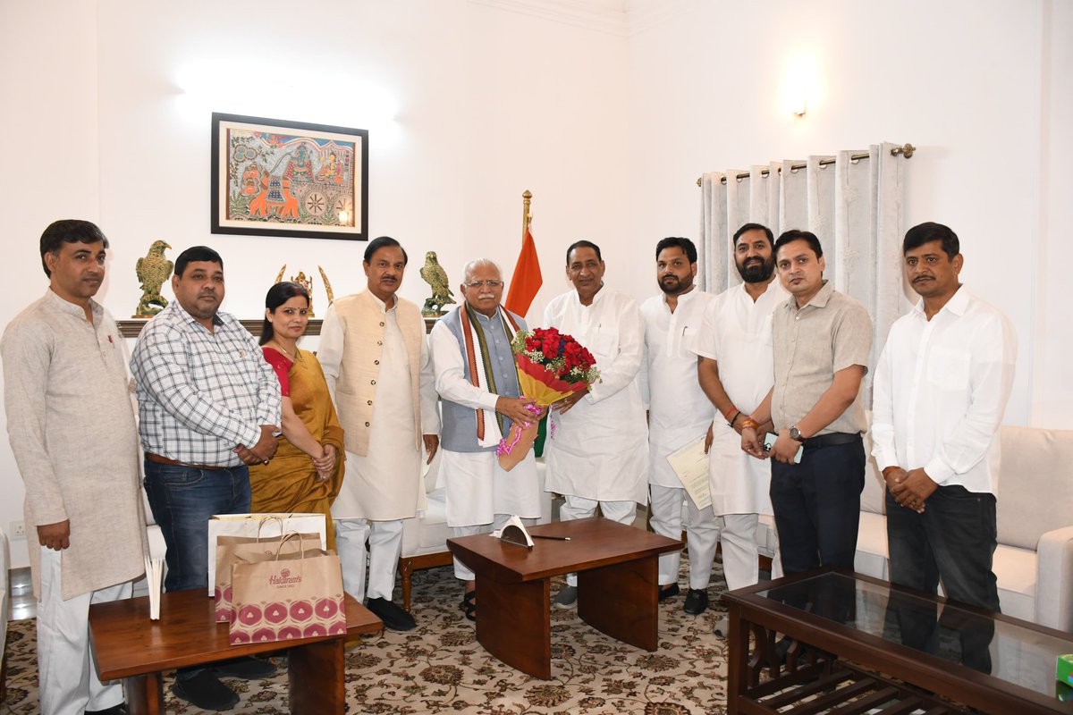 आज ग्रेटर नोएडा वेस्ट स्थित हाईराइस सोसाइटी में प्रिय क्षेत्रवासियों के प्रतिनिधि मंडल के साथ मा. केंद्रीय आवासन और शहरी कार्य तथा ऊर्जा मंत्री श्री <a href="/mlkhattar/">Manohar Lal</a> जी से आत्मीय भेंट कर क्षेत्र की विभिन्न विकास परियोजनाओं व गौतमबुद्ध नगर संसदीय क्षेत्र के प्रिय क्षेत्रवासियों को सुगम