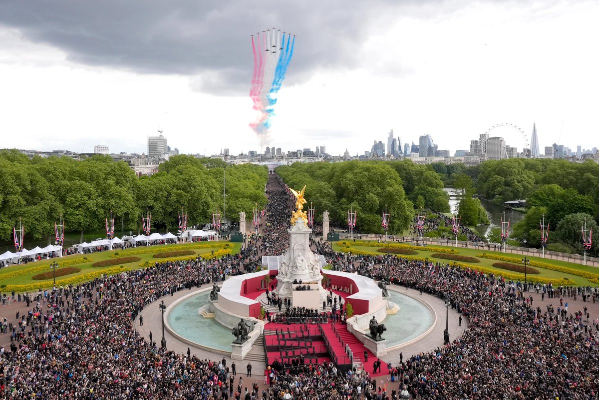 AJEnglish's tweet photo. The UK has marked the 80th anniversary of Victory in Europe Day, honouring the men and women who fought during World War II.

— in pictures https://t.co/2v7BwtDawR https://t.co/6xuUaSoyvg