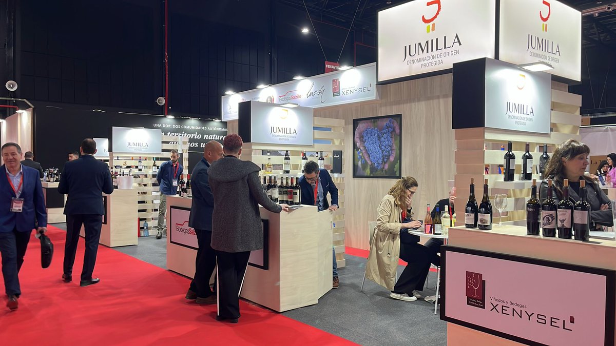 RTVE Castilla-La Mancha (@rtveclm) on Twitter photo 🍷📻Todo preparado para el informativo especial desde <a href="/Fenavin_Oficial/">Fenavin</a> en Ciudad Real con motivo de su inauguración
A las 13:15 horas con <a href="/Victoria_Glez7/">Victoria González</a> <a href="/pdiaz_comes/">Pedro Díaz Comes</a> <a href="/paloma_M97/">Paloma Castillo</a> en <a href="/rne/">Radio Nacional</a> y <a href="/radio5_rne/">Radio 5</a> 🍷📻Todo preparado para el informativo especial desde <a href="/Fenavin_Oficial/">Fenavin</a> en Ciudad Real con motivo de su inauguración
A las 13:15 horas con <a href="/Victoria_Glez7/">Victoria González</a> <a href="/pdiaz_comes/">Pedro Díaz Comes</a> <a href="/paloma_M97/">Paloma Castillo</a> en <a href="/rne/">Radio Nacional</a> y <a href="/radio5_rne/">Radio 5</a>