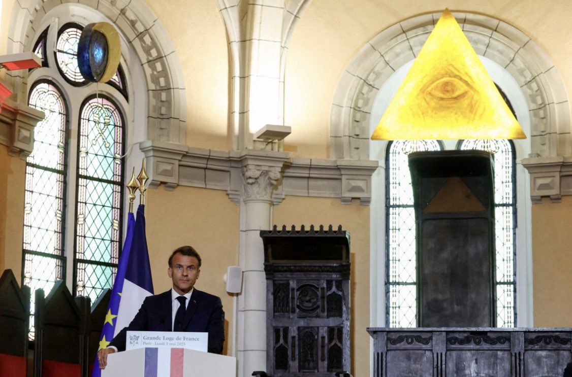 França 🇫🇷: E.Macron entrou para a história como o primeiro presidente francês a visitar a “Grande Loja maçonica da França” nesta 
segunda (05) 

Em seu discurso, ele parabenizou os maçons por carregarem "essa ambição de fazer do homem a medida do mundo, o ator livre de sua vida,