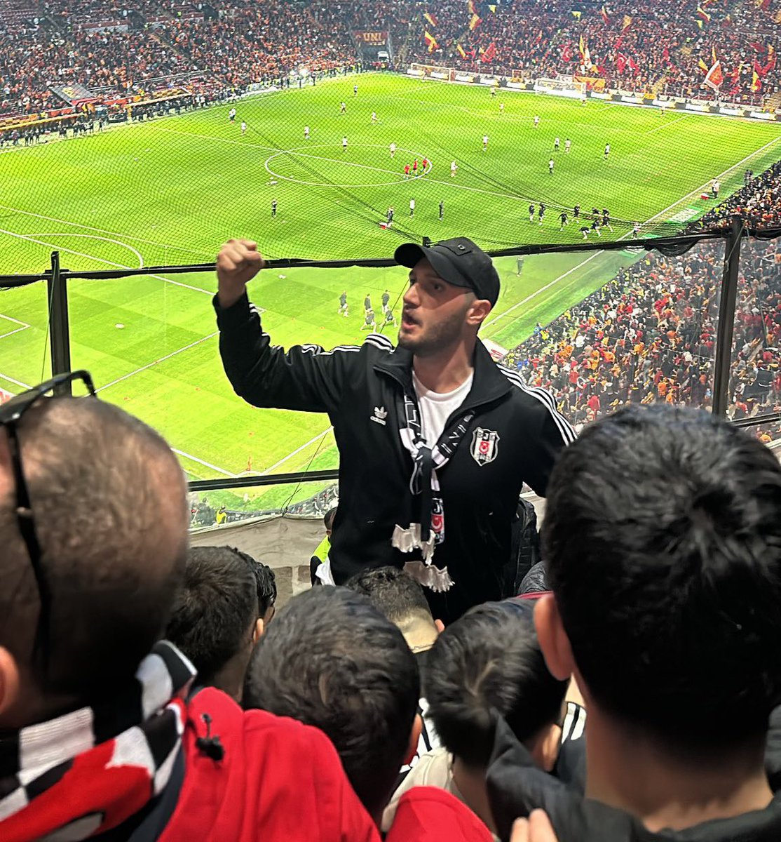 Beşiktaş amigosu Tugi Yanık: 

"Milyonlarca insan bir kez daha şahit olmuştur ki, Beşiktaş tribünü tribünlerin atasıdır. Yıllardır rezalet bir yönetimle bugünlere gelen ama bütün stad tek ses 'İstifa' diye bağıramayan Fenerbahçe tribününe, Beşiktaş tribünü babalık yapıp, öncülük