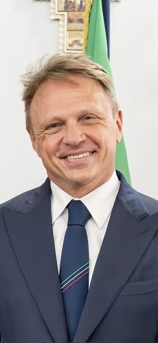 Francesco B. (@baffi_francesco) on Twitter photo Ma questo è normale o ci fa?
Giornalista: "Cosa pensa di Trump vestito da Papa?"
Lollobrigida: "Noi non pensiamo niente dei nostri alleati. Ci sono anche leader di altri Paesi, dalla Cina all'Africa, che vestono in modi che non condividiamo." Ma questo è normale o ci fa?
Giornalista: "Cosa pensa di Trump vestito da Papa?"
Lollobrigida: "Noi non pensiamo niente dei nostri alleati. Ci sono anche leader di altri Paesi, dalla Cina all'Africa, che vestono in modi che non condividiamo."