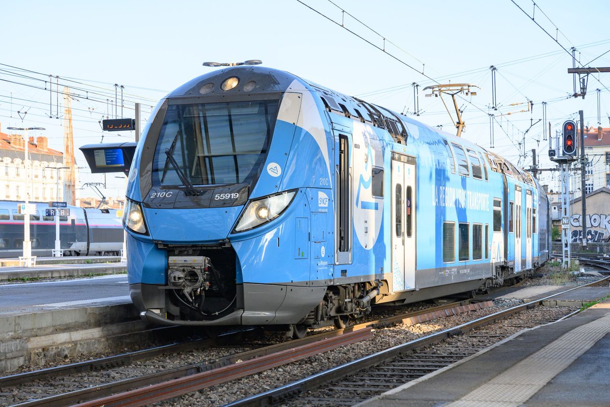 #Transport🚆 Les 6 projets de Service express régional métropolitain sont lancés ! 
Après Chambéry, Clermont-Ferrand, Grenoble, Lyon et Saint-Étienne, place au #SERM franco-suisse. 
🎯 Objectif : répondre aux besoins de #mobilité de 6M d’habitants dans notre région.