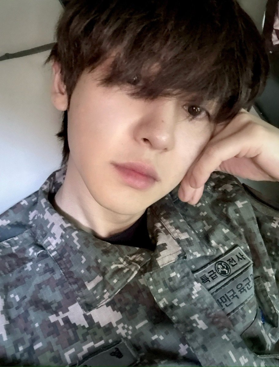 chaneekiebon's tweet photo. 📱
"เราโทรมากวนพี่รึเปล่า"
"มีธุระอะไร พี่ติดประชุม"
"ยังบ้างานเหมือนเดิมเลยนะ"
"แค่นี้ก่อนนะ อย่ากลับบ้านดึกนักล่ะ"
"วันนี้วันเกิดเรา เรามาปาร์ตี้กับเพื่อน"
"อืม"
"แค่นี้เหรอ"
"สุขสันต์วันเกิดนะ"
"พี่..."
"พี่ไปประชุมต่อก่อน" https://t.co/WYhAKKwZD8