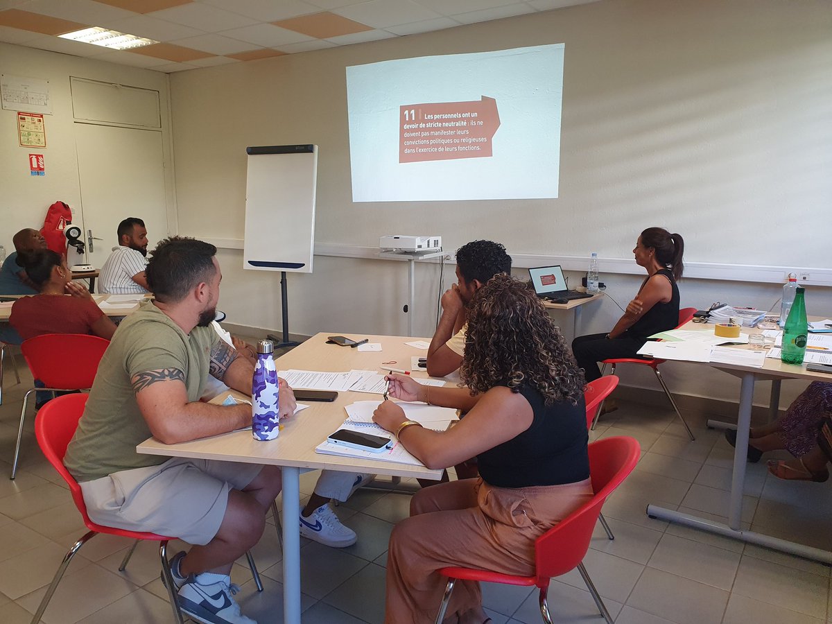 C'est les vacances dans l' <a href="/AcLaReunion/">Académie de La Réunion</a>! Et c'est l'occasion de former la #VieScolaire du collège <a href="/JA_Montgaillard/">Collège J. Ardon MONTGAILLARD</a> aux valeurs de la République et au principe de #laïcité. Des Aed et Cpe hyper motivés pour une formation efficace réalisée dans la bonne humeur! #ValeursRépublique