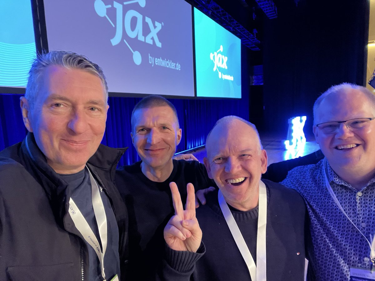 „Do we need to learn Markdown?“ the question from Kai Tödter to Michael Inden - He replied „Two pages“ - and Adam Bien asked „YAML“? 😉 <a href="/AdamBien/">Adam Bien</a> <a href="/kaitoedter/">Kai Tödter 🎹📷</a> <a href="/jaxcon/">W-JAX</a>