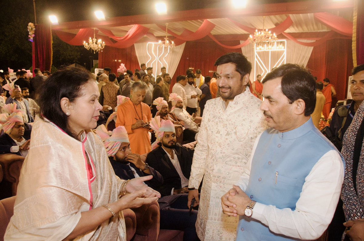 29 अप्रैल को वाराणसी के ताज होटल में मेरी प्यारी छोटी बहन के विवाह समारोह में,पूर्व सांसद आदरणीय पुतुल देवी जी जी, आपके स्नेहपूर्ण आगमन ने मेरे दिल को गहराई से छुआ। हमारे पारिवारिक संबंधों की गरिमा और आपके अपनत्व ने इस अवसर को और भी विशेष बना दिया।
आपके प्रेम और आशीर्वाद के लिए