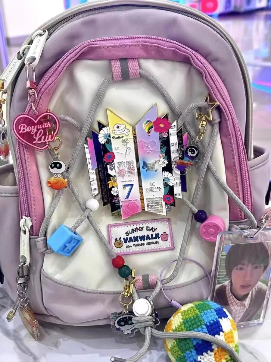 bigit_store's tweet photo. lagi viral, pin yang dibuat sama fans china
siapa coba yg gak mau? bagus bgt tapi harganya super affordable 🥹

BTS ENAMEL BADGE ALBUM ERA
 
💸 Harga:
▪️ Full payment: 80K / DP 50K

📌 Info Pemesanan:
🛍️ Order : https://t.co/UMg33ZoqFg
✅ Harga sudah bersih ina https://t.co/eLPL2aoTYW