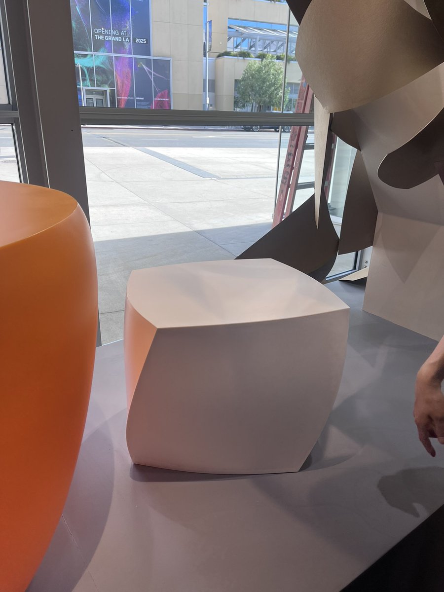 【ゲーリー レフト ツイスト キューブ】
アメリカの鬼才建築家、フランク・ゲーリーがデザイン。

段ボールの椅子が有名なゲーリーですが、こちらはポリマープラスチックを回転成形したもの。この椅子をきっかけに、ゲーリー建築に多様な色が加わりはじめます。