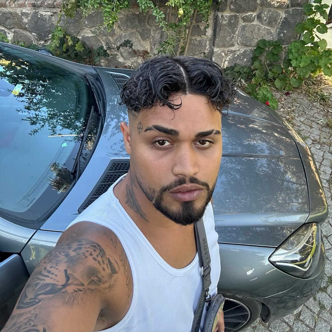 "Havhavhav" şarkısı ile çok tartışılan Lvbel C5 tutuklandı.

Lvbel C5 olarak tanınan rapçi Burak Bodur'a yöneltilen suçlama, "uyuşturucu kullanımını teşvik etmek".