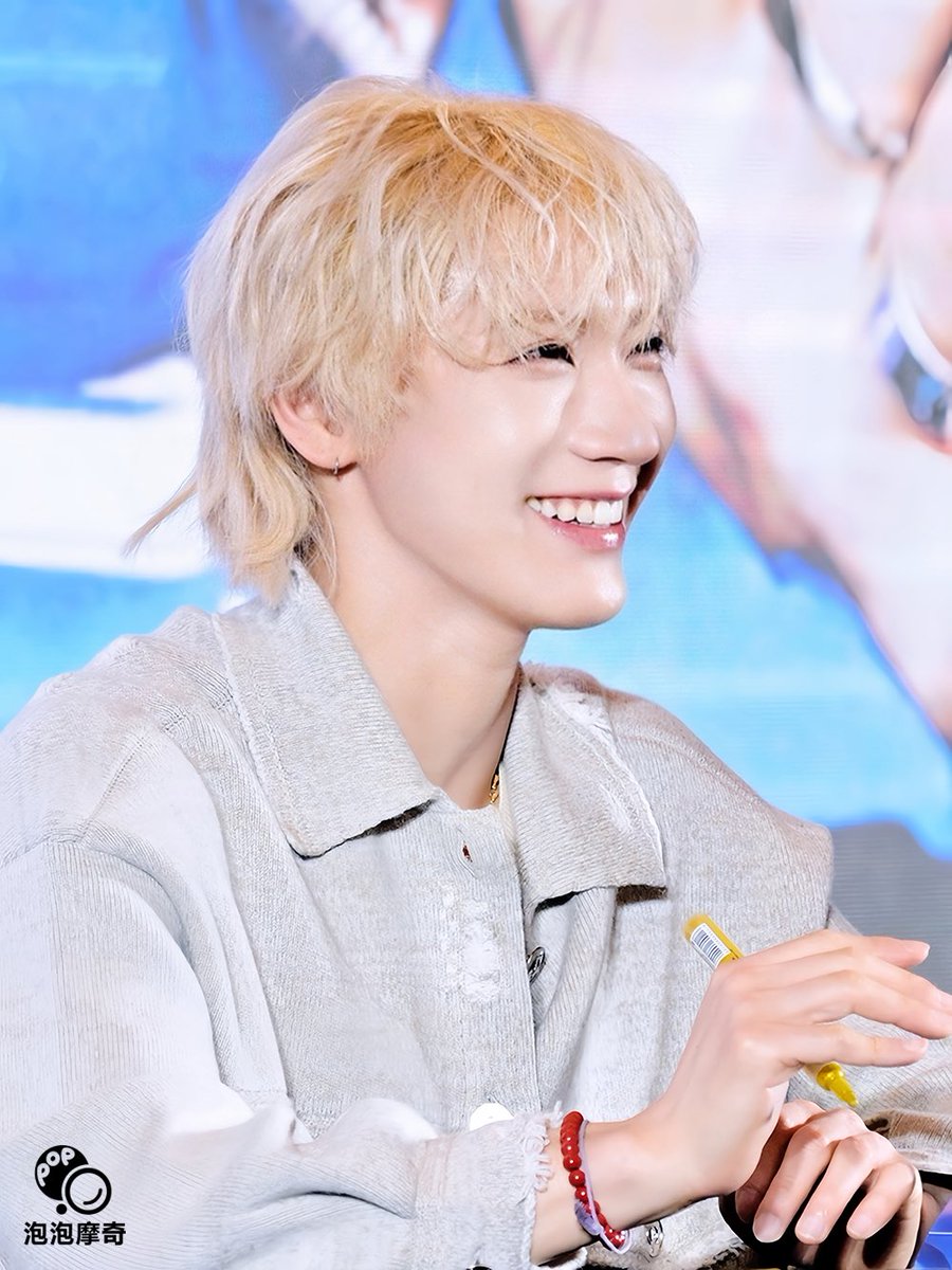 popmerchchina's tweet photo. TEN上海线下签名会✨

YOU ARE OUR BEST 💜

 #텐 #李永钦 #TENLEE #TEN https://t.co/VHC2VrxIfe