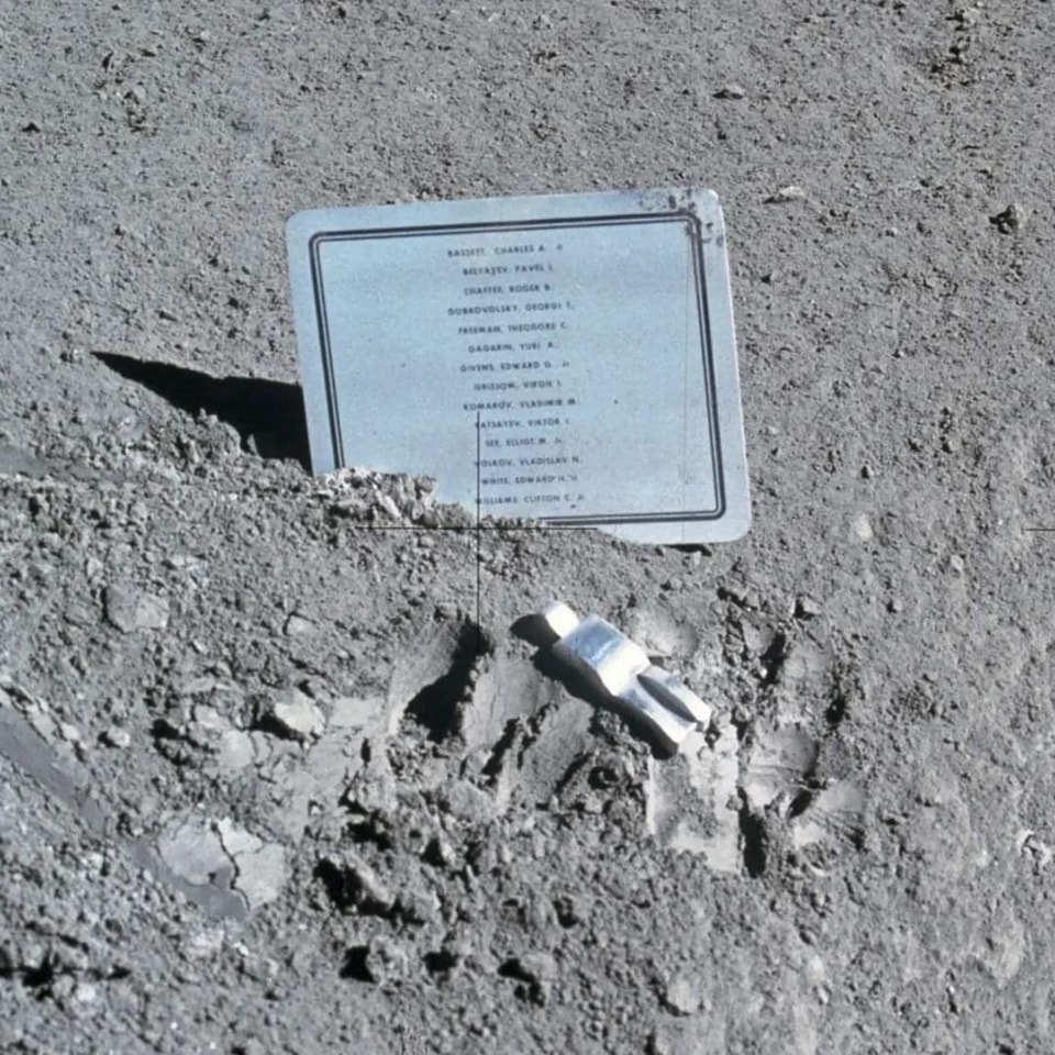 Stad_Antwerpen's tweet image. Op 3 mei is #Antwerps kunstenaar Paul Van Hoeydonck overleden 🕊️. Wist je dat zijn #kunstwerk 'Fallen Astronaut' het eerste beeldje op de #maan was? Het reisde in 1971 mee met Apollo 15 en is een eerbetoon aan overleden #astronauten.