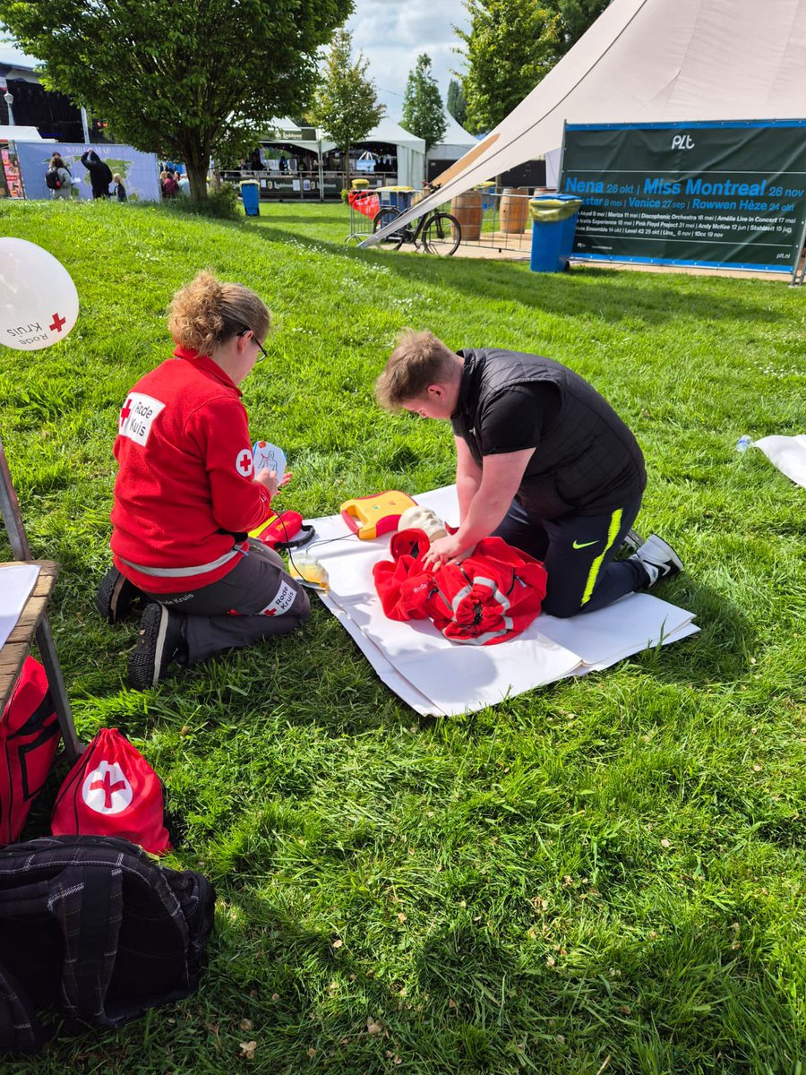 We stonden ook onze vrijwilliger  op het Bevrijdingsfestival in Roermond. Dit keer niet voor de EHBO-zorg, maar om bezoekers te informeren over wat je kunt doen in een noodsituatie.
Voor volwassenen hadden we hulpmiddelen, informatiefolders en voor de kinderen het pleisterspel