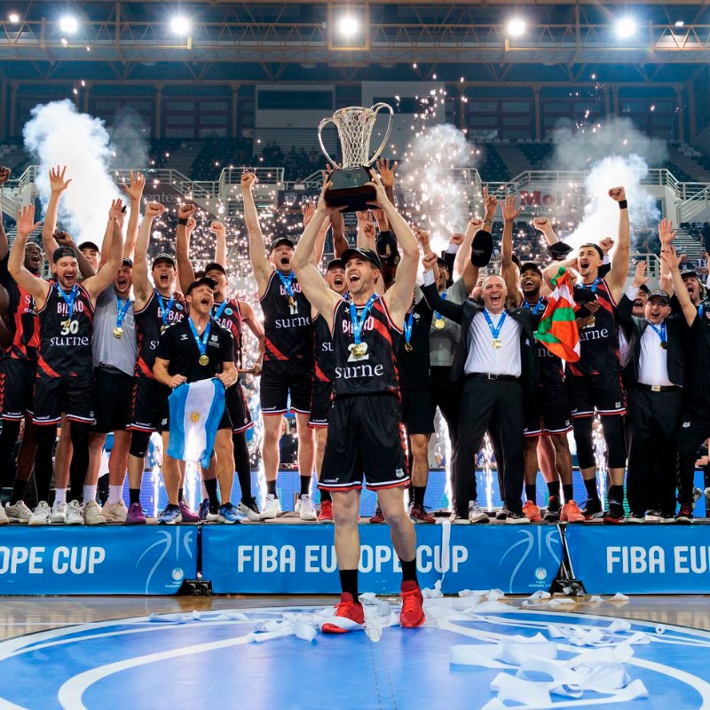 AthleticClub's tweet photo. 😎 Saque de honor del @bilbaobasket por el título de @FIBAEuropeCup en su 25º aniversario

👏 'Los Hombres de Negro' serán homenajeados en San Mamés antes del inicio del #AthleticAlavés el próximo domingo, 11 de mayo, a las 18:30 horas. 

#AthleticClub 🦁