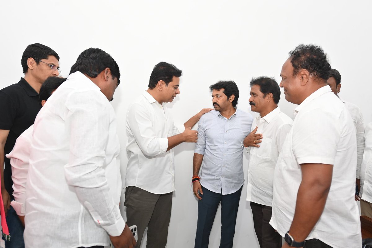 PSReddyTRS's tweet photo. ఏప్రిల్ 27 న వరంగల్ ఎల్కతుర్తిలో జరిగిన బీఆర్ఎస్ రజతోత్సవ సభ విజయవంతమైన నేపథ్యంలో పార్టీ వర్కింగ్ ప్రెసిడెంట్ @KTRBRS గారిని ఉమ్మడి వరంగల్ జిల్లా నాయకులతో కలిసి శుభాకాంక్షలు తెలియజేయడం జరిగింది. https://t.co/jf605iQMsk