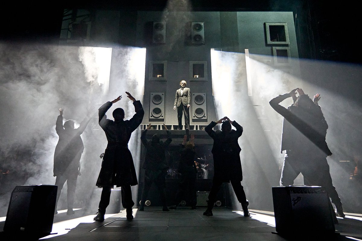 Hamlet Hail to the Thief releases first look photos whatsonstage.com/news/hamlet-ha…