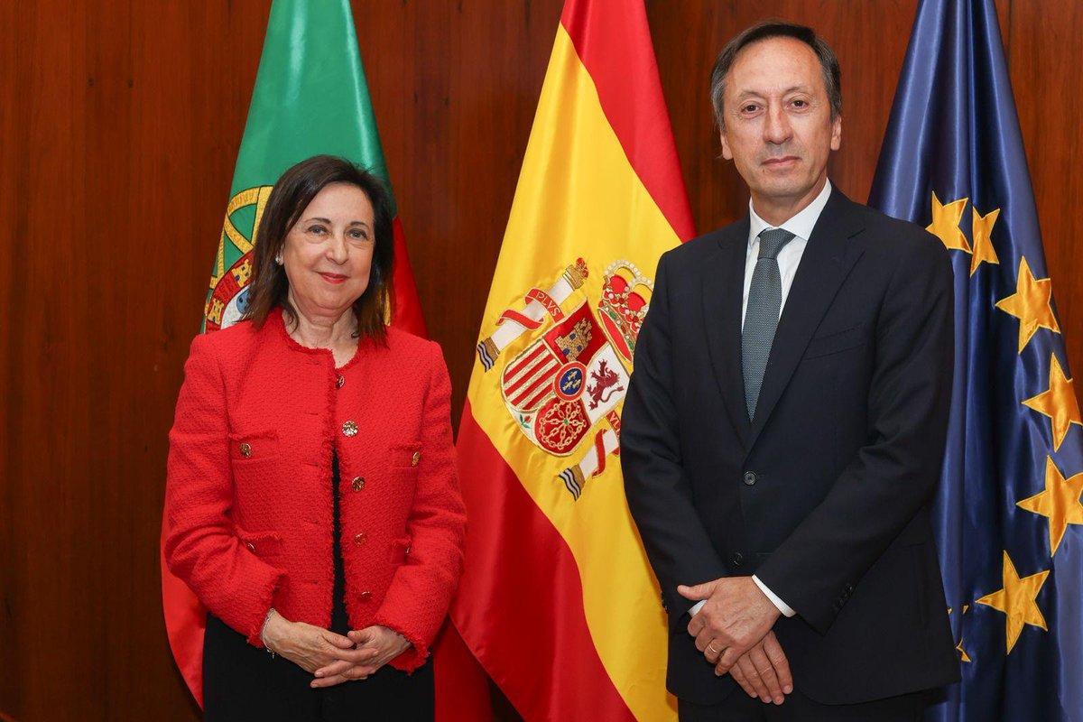 No dia 5 de maio, o Embaixador José Augusto Duarte manteve um encontro com a Ministra da Defesa de Espanha, Margarita Robles, durante o qual foi abordada a cooperação luso-espanhola no âmbito da defesa, bem como ideias para futuras parcerias nas indústrias de defesa. 🇵🇹🤝🇪🇸