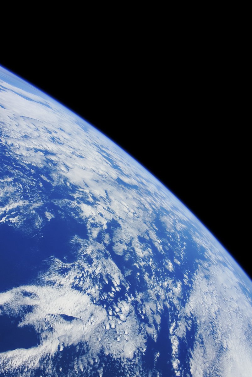 宇宙から地球を撮影しました。 エベレストの頂上で黒い空を見た時