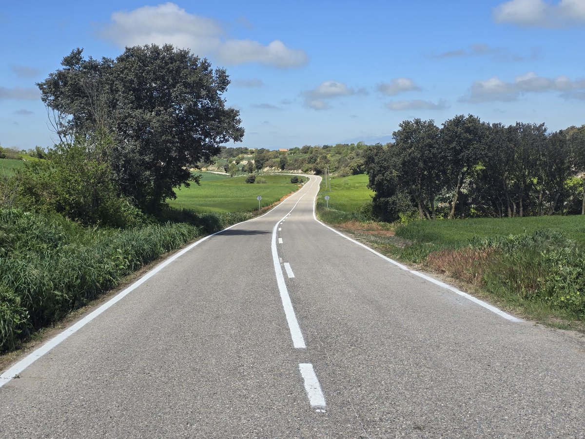 AJSantRamon's tweet image. 👉 L’Ajuntament arranja la carretera de Viver

📍L’alcalde Ribera ha destacat la rellevància d’aquesta actuació: "Feia anys que no s’hi actuava, i era una prioritat. Amb aquesta millora, augmentem seguretat i qualitat de la xarxa viària municipal"

📲santramon.ddl.net