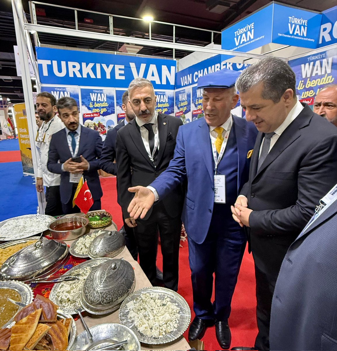 vantsokurumsal's tweet photo. Standımızı ziyaret eden Irak Kürdistan Bölgesel Yönetimi Başbakanı Sn. Mesrur Barzani'yi şehrimize davet ettik.

@Kurdistan @masrourbarzani @NecdetTakva @burak_gultepe @Mahmutkoroglu65 @ResitYaren @RudawKurdi @RudawEnglish @rudaw_arabic @kurdistan24tv @aasorani @aa_kurdish @EnglishBasNews @yusufkonak65 @geyikali