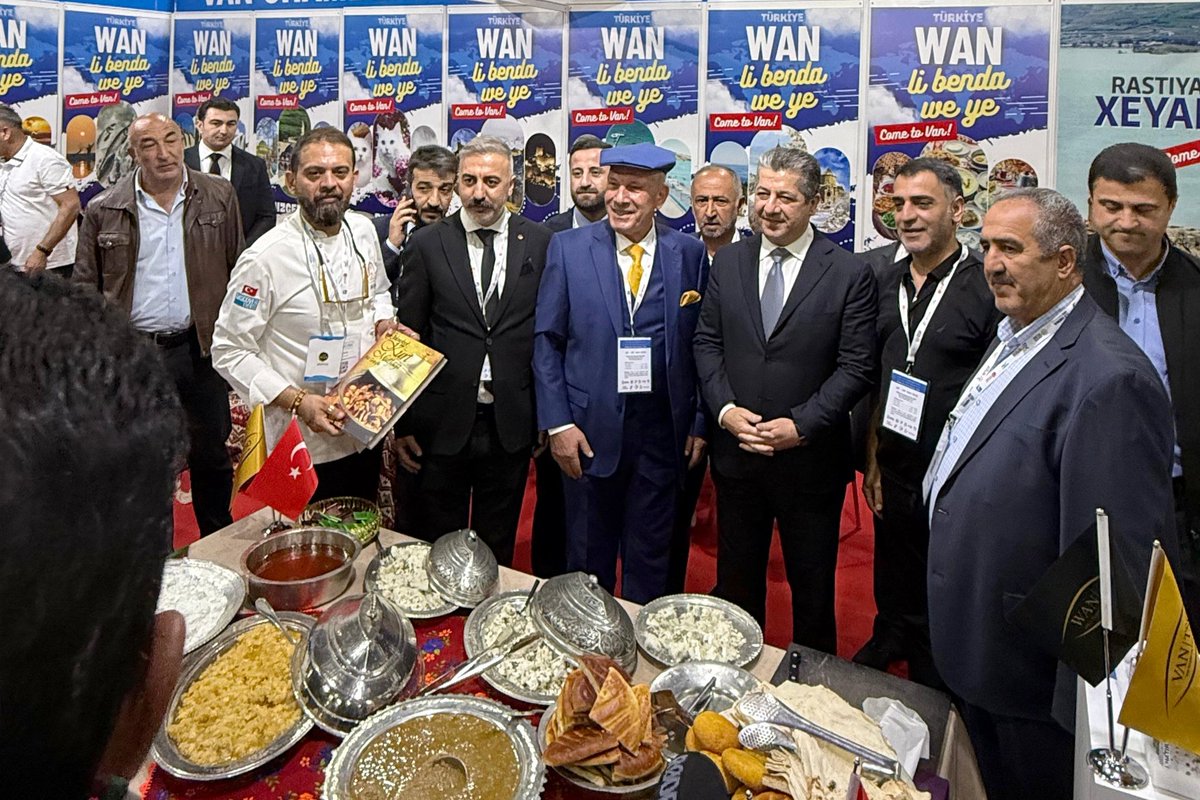 vantsokurumsal's tweet photo. Standımızı ziyaret eden Irak Kürdistan Bölgesel Yönetimi Başbakanı Sn. Mesrur Barzani'yi şehrimize davet ettik.

@Kurdistan @masrourbarzani @NecdetTakva @burak_gultepe @Mahmutkoroglu65 @ResitYaren @RudawKurdi @RudawEnglish @rudaw_arabic @kurdistan24tv @aasorani @aa_kurdish @EnglishBasNews @yusufkonak65 @geyikali