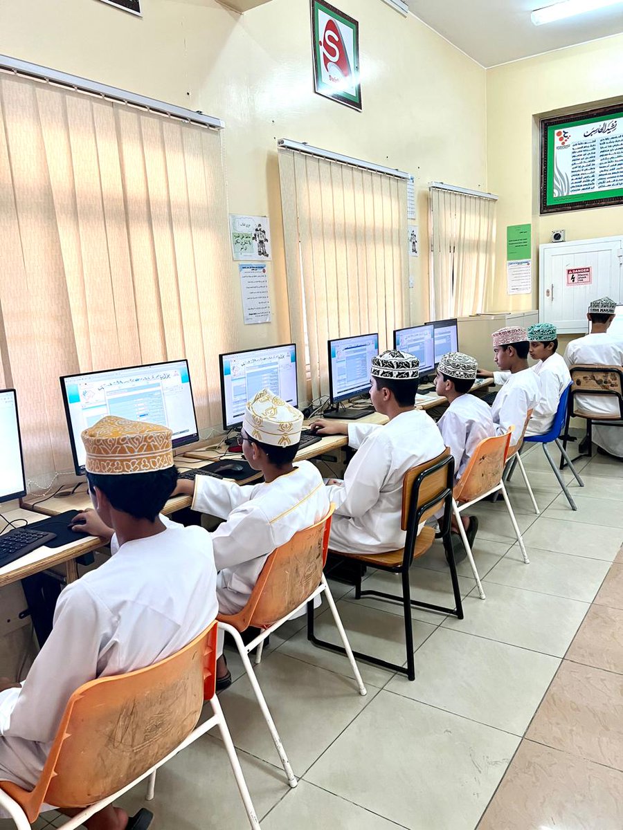 جانب من ابداء طلبة المدرسة ارائهم حول الخدمات الموجودة في المدرسة و عرض بعض  المقترحات ضمن برنامج تطوير الاداء المدرسي عبر البوابة التعليمية.
#فعاليات_تعليمية_مسقط
#مدارسنا_مستقبل_واعد