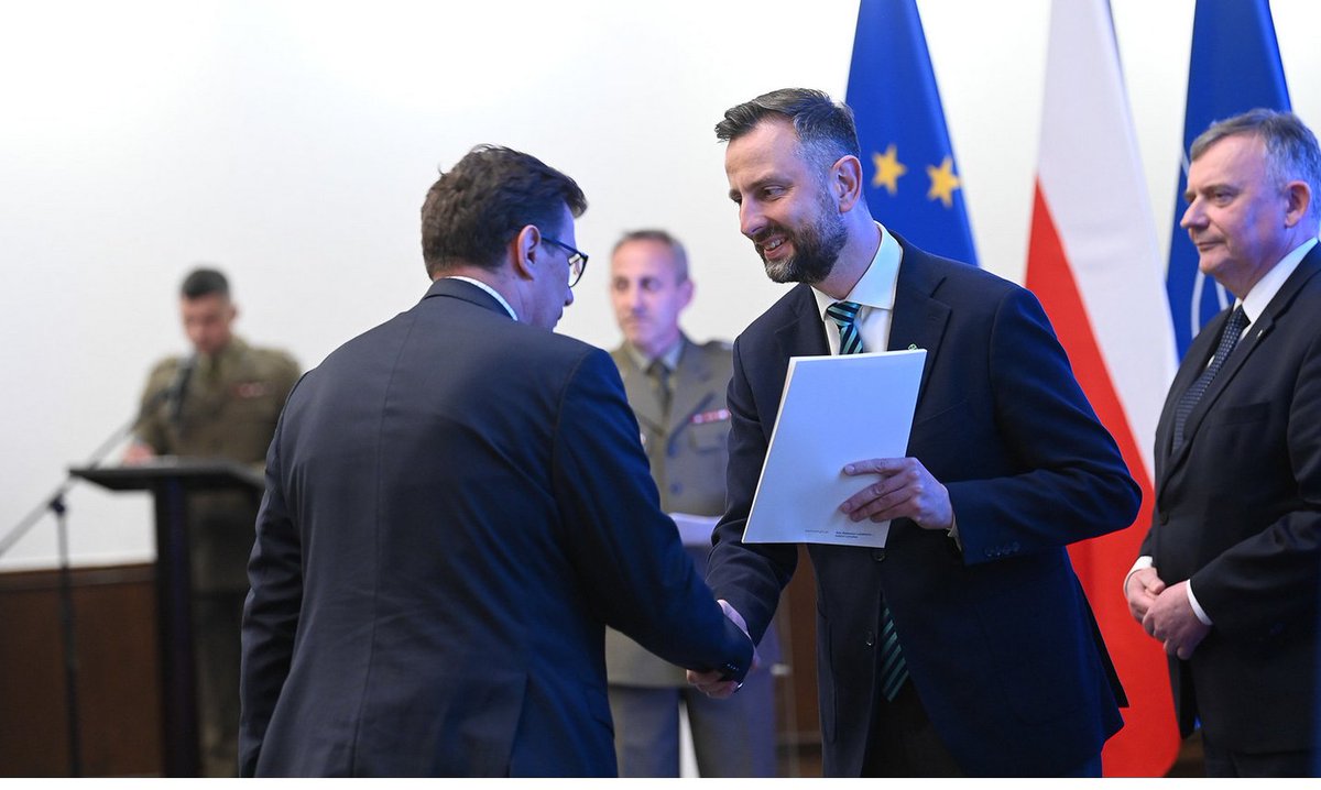 AviationPoland's tweet image. 350 mln zł w tym roku i ponad 500 mln zł w przyszłym roku - tyle @MON_GOV_PL planuje przeznaczyć na wsparcie przedsiębiorców, którzy chcą utrzymywać gotowość produkcji na rzecz Sił Zbrojnych. Umowy wręczono 81 podmiotom, w tym Łukasiewicz - Instytutowi Lotnictwa. Fot. MON