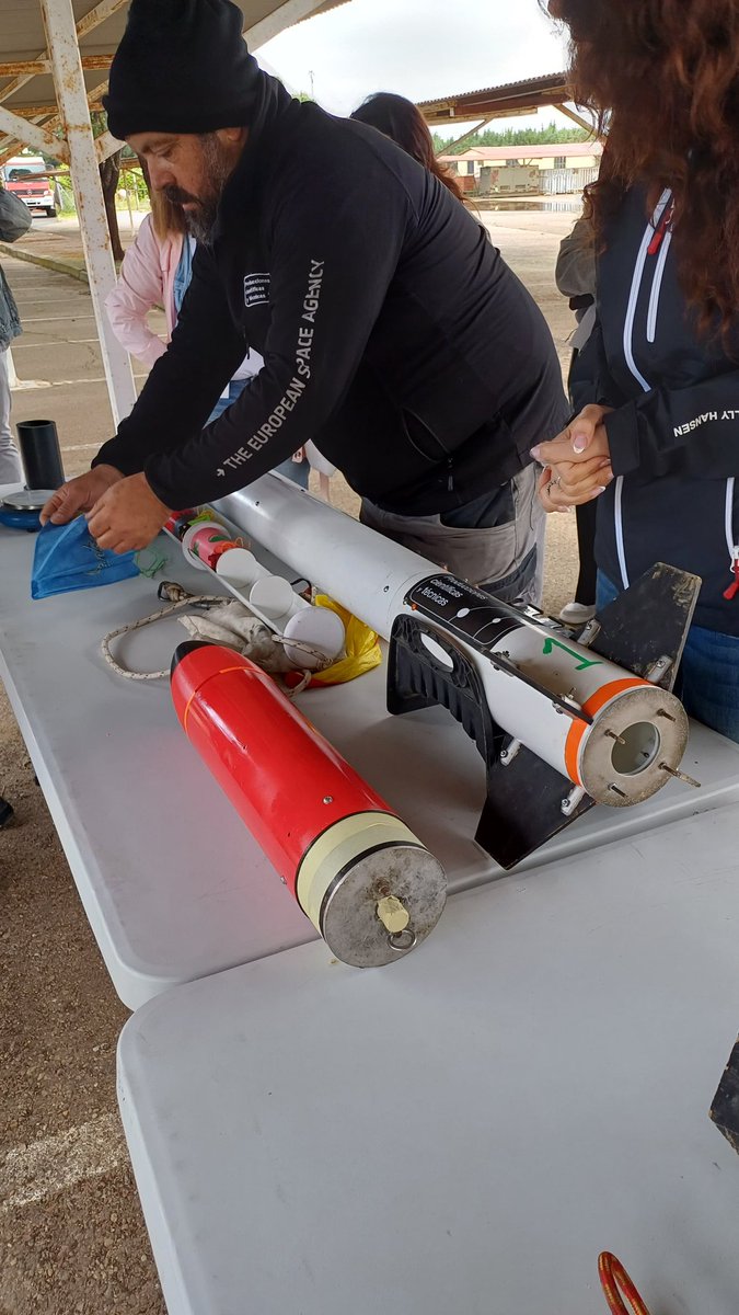 Preparando el cochete que lanzara el #Linkinsat para el #Cansat Pedazo de equipo que tienen