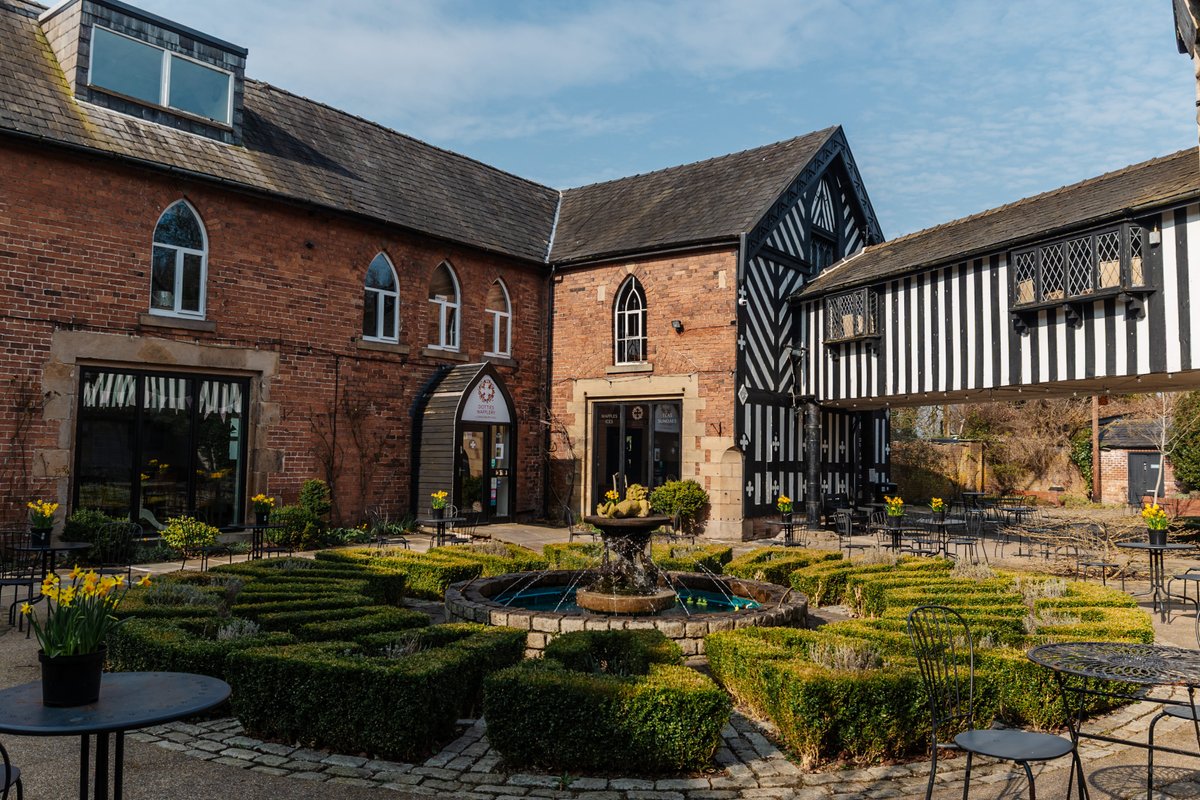 Samlesbury Hall is a stunning half-timbered medieval stately home dating back to 1325 and is located between #Preston and #Blackburn in #Lancashire.  

samlesburyhall.co.uk