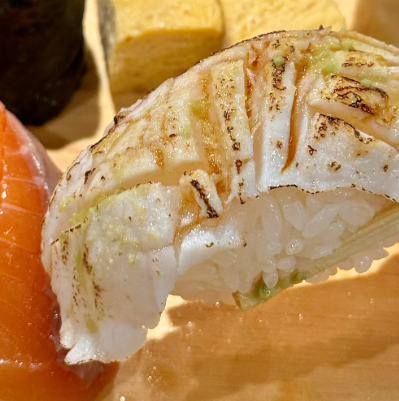 この炙り寿司を味わったばかりで、魚の身は柔らかく、表面は焦げ目がついていて、マスタードと合わせれば口の中でとろけます!そばには玉子焼きやサーモンもあり、味蕾(みらい)も楽しめます!😝