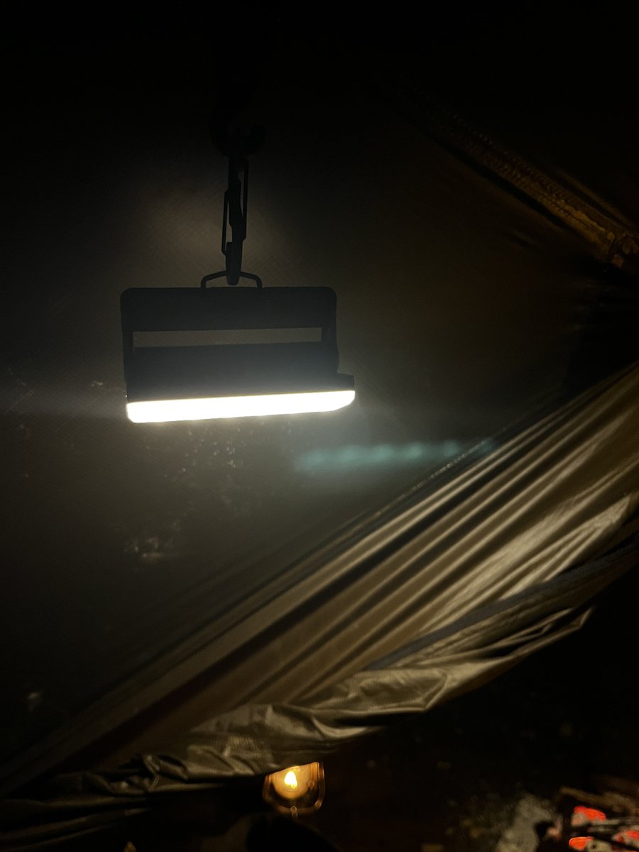 solocamper_'s tweet image. 先日爆光LEDランタン出したとこの小さいやつ
これ悪くはないネ
小さくて最大600lm
容量も5000mAhある
ただそれなりの価格を取るならモバイルバッテリーとしての機能も追加すべきだったので5点中3点ってとこ
ちょっと高くてそれなりの機能性って程度
#カーゴコンテナ #スリムライトミニ #cargocontainer