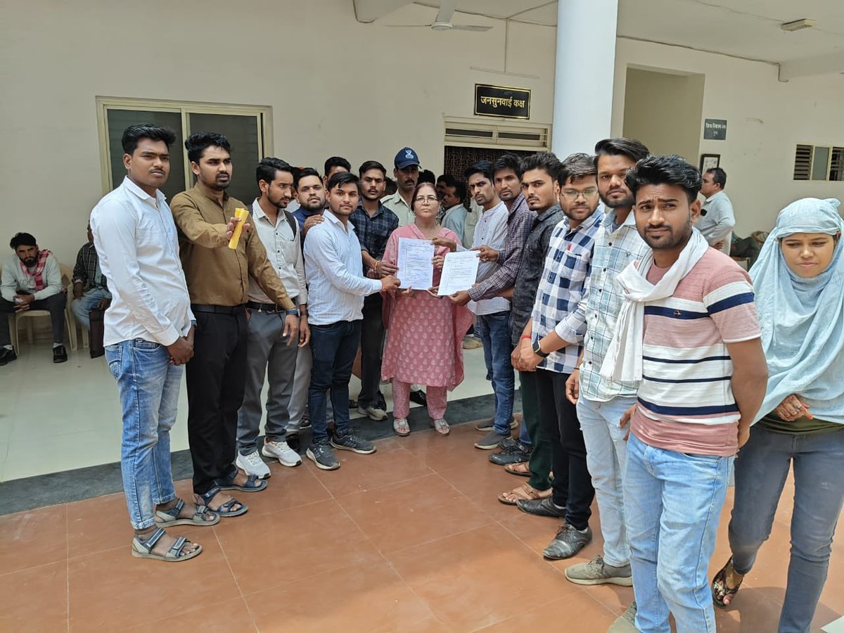 मुख्यमंत्री जनसेवा मित्रों की बहाली के मांग के संबंध में आज दिनांक 6/5/25को प्रदेशभर में जनसेवा मित्र संगठन मप्र द्वारा प्रदेश के 9300 मुख्यमंत्री जनसेवा मित्रों की बहाली हेतु मुख्यमंत्री <a href="/DrMohanYadav51/">Dr Mohan Yadav</a> जी के नाम प्रत्येक जिले के जनसेवा मित्रों द्वारा कलेक्टर को ज्ञापन सौंपा