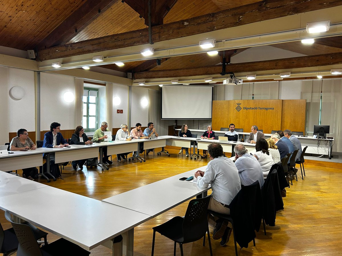 Jornada de treball a <a href="/Dipta_cat/">Diputació de Tarragona</a> entre els diputats i diputades de la demarcació de #Tarragona i els companys i companyes de la diputació de #Lleida per crear sinèrgies i sumar esforços per treballar conjuntament pel territori. Compartim reptes i projectes per treballar plegats.