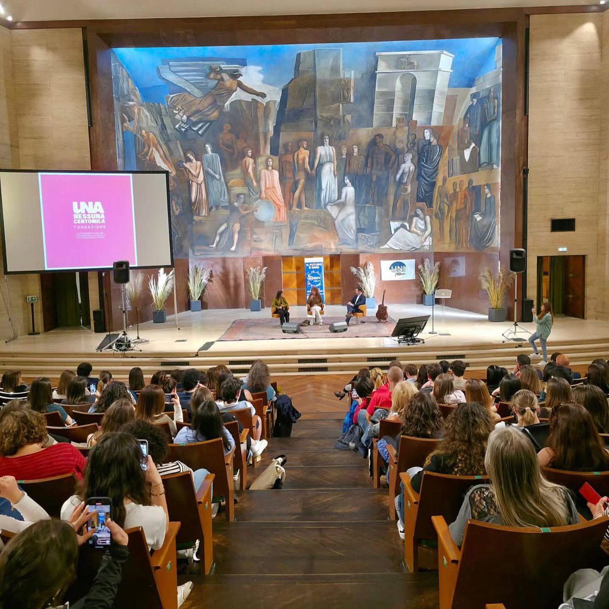 📸🎵 La Sapienza ha avuto l’onore di ospitare Fiorella Mannoia per un incontro con la comunità universitaria sul tema della violenza di genere

[leggi tutto su ➡️ Instagram.com/p/DJSDmLxo4yY/]

#FiorellaMannoia #studentiSapienza #violenzadigenere #culturadellaprevenzione
