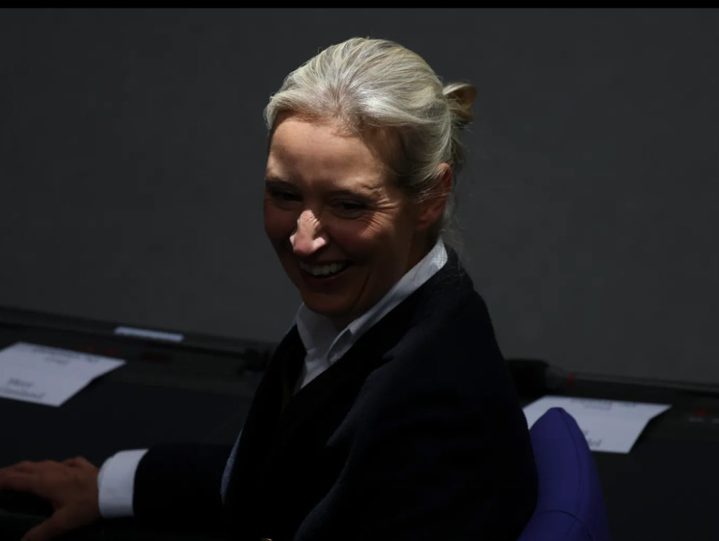 Constanze Reuscher (@creuscher) on Twitter photo Una scena agghiacciante: Alice Weidel, leader #AfD, ride. Il partito, classificato dall'Ufficio per la protezione della Costituzione “estremista di destra”, sembra godere del caos pericoloso, causato della mancata elezione di <a href="/_FriedrichMerz/">Friedrich Merz</a> #cancelliere #Germania. Una scena agghiacciante: Alice Weidel, leader #AfD, ride. Il partito, classificato dall'Ufficio per la protezione della Costituzione “estremista di destra”, sembra godere del caos pericoloso, causato della mancata elezione di <a href="/_FriedrichMerz/">Friedrich Merz</a> #cancelliere #Germania.