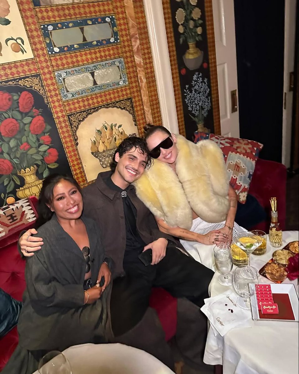 MileyCyrusVEN's tweet image. 📸 | Miley Cyrus junto a Humbe y Yalitza en el after party de la #MetGala2025.