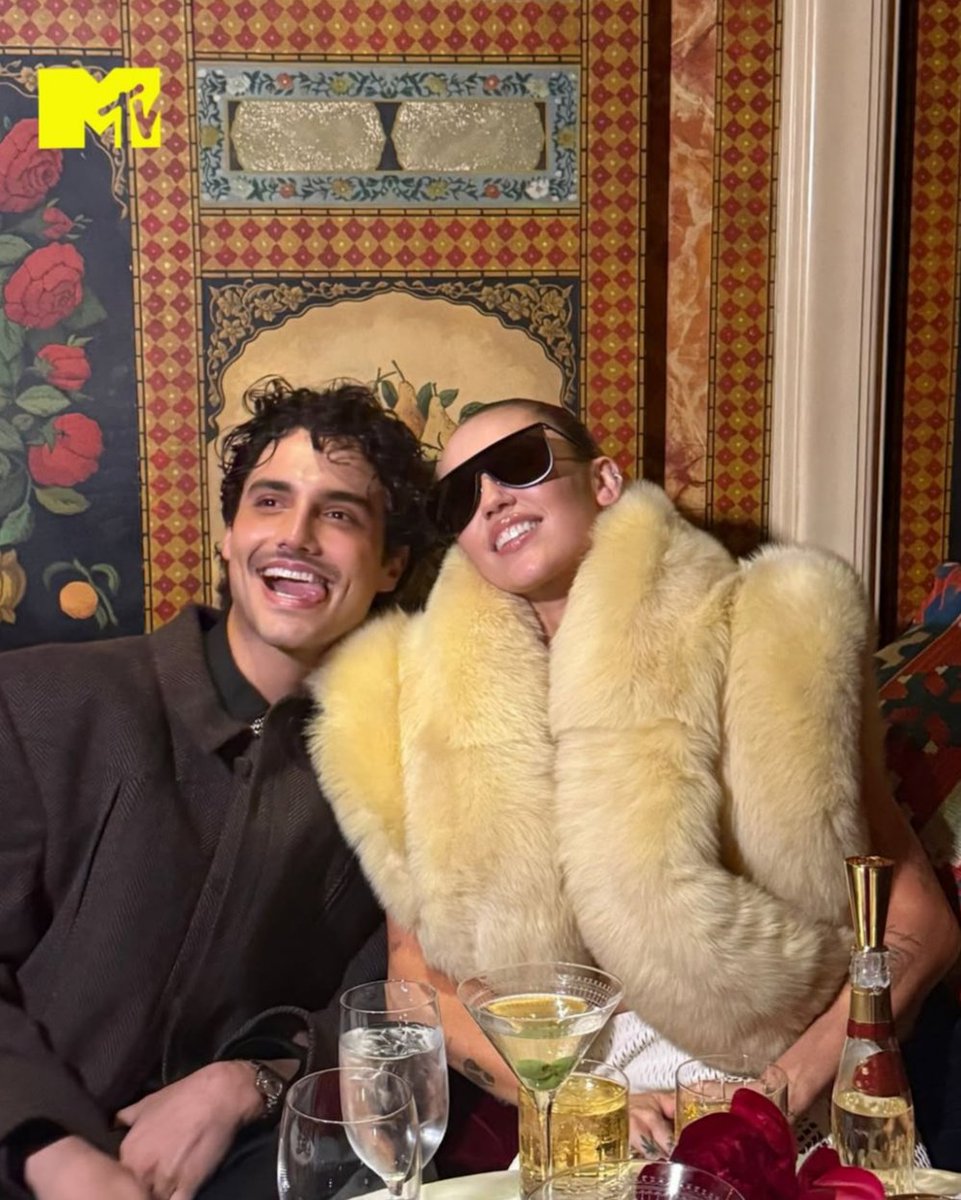 MileyCyrusVEN's tweet image. 📸 | Miley Cyrus junto a Humbe y Yalitza en el after party de la #MetGala2025.