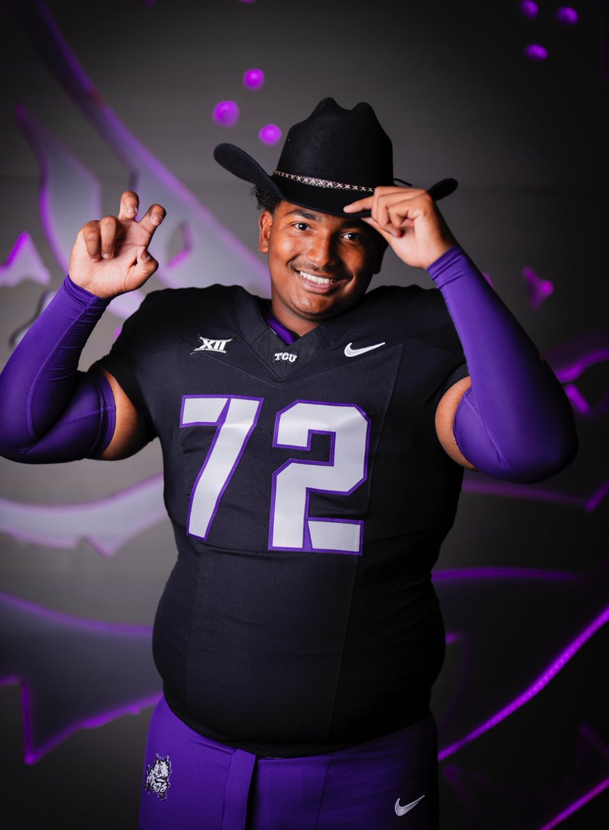 robison_devan's tweet image. Thank you @TCUFootball for having me and my family. We had an amazing time and learned a lot about the program.🐸💜 #GoFrogs #funkytown @CoachSonnyDykes @CoachRickerOL @BGChrisOwens