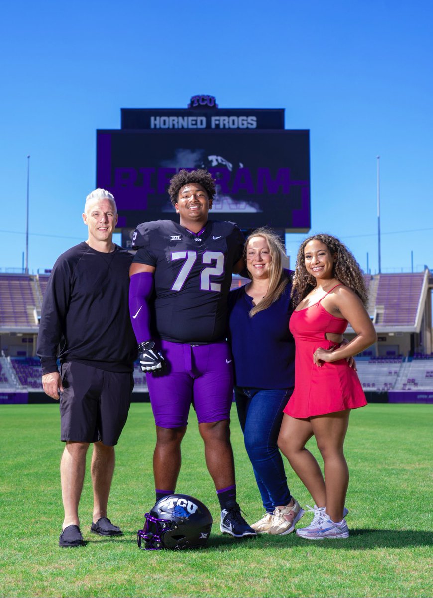 robison_devan's tweet image. Thank you @TCUFootball for having me and my family. We had an amazing time and learned a lot about the program.🐸💜 #GoFrogs #funkytown @CoachSonnyDykes @CoachRickerOL @BGChrisOwens