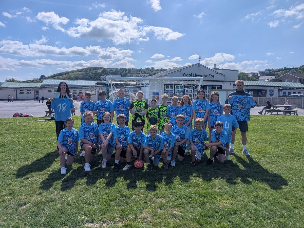 NDECatrin_Reed (@ndecatrin_reed) on Twitter photo Very proud to co-sponsor <a href="/llwynyreos/">Ysgol Llwyn yr Eos</a> new football kits with <a href="/BmoCoaching/">BMO Coaching</a>
Bryn does amazing work with our schools & <a href="/ndeducation/">New Directions Education</a> are so happy to be associated. The kit looks fab!!
⚽🥅☀️👕 Very proud to co-sponsor <a href="/llwynyreos/">Ysgol Llwyn yr Eos</a> new football kits with <a href="/BmoCoaching/">BMO Coaching</a>
Bryn does amazing work with our schools & <a href="/ndeducation/">New Directions Education</a> are so happy to be associated. The kit looks fab!!
⚽🥅☀️👕